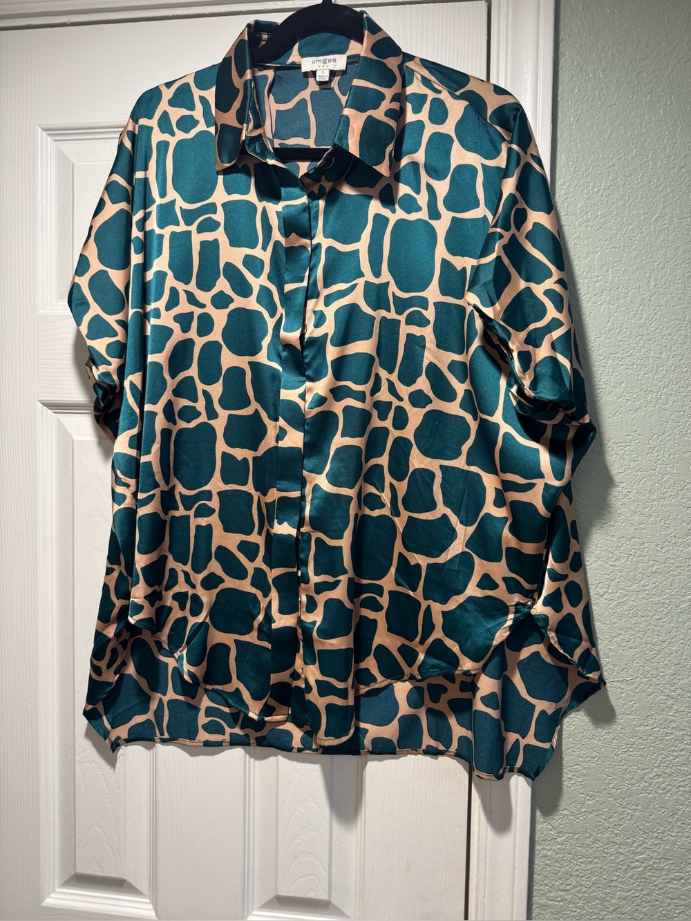 Umgee Teal and Cream Abstract Print Satin Button-Down Shirt NWOT